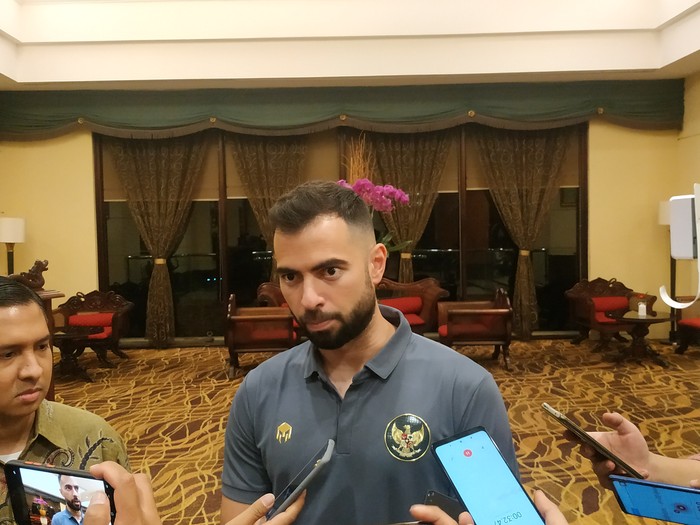 Calon pemain naturalisasi Timnas Indonesia, Jordi Amat, dalam sesi tanya jawab wartawan di Jakarta, Kamis 26 Mei 2022.