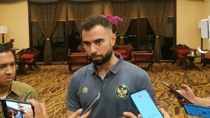 Calon pemain naturalisasi Timnas Indonesia, Jordi Amat, dalam sesi tanya jawab wartawan di Jakarta, Kamis 26 Mei 2022.