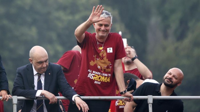 ROME, ITALY, MAY 26:
Roma football teamâs head coach Jose Mourinho waves to fans aboard a double-decker open bus to celebrate the victory of the UEFA Conference League the day after the final match won against Feyenoord, in Rome, Italy, on May 26, 2022. Roma defeated Feyenoord 1-0 in Tirana, Albania, on May 25. (Photo by Riccardo De Luca/Anadolu Agency via Getty Images)