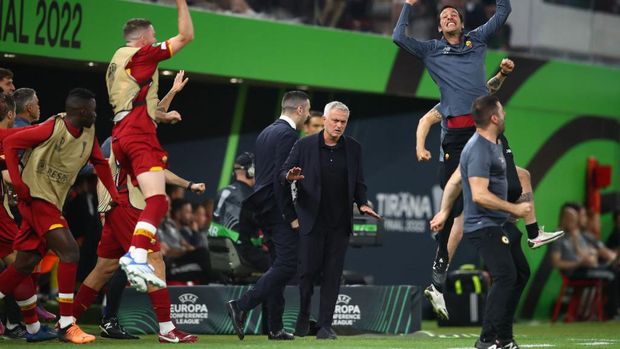 TIRANA, ALBANIA - MAY 25: AS Roma manager Jose Mourinho reacts after the opening goal during the UEFA Conference League final match between AS Roma and Feyenoord at Arena Kombetare on May 25, 2022 in Tirana, Albania. (Photo by Chris Brunskill/Fantasista/Getty Images)