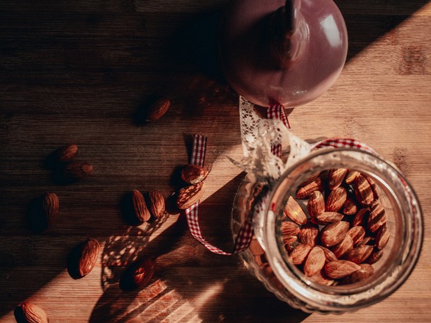 Kacang almond sebagai sumber vitamin E untuk merawat kulit.