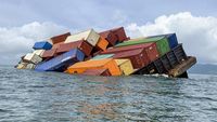 Kapal Tongkang Bermuatan Kontainer Nyaris Tenggelam di Selat Malaka