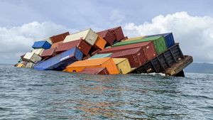 Kapal Tongkang Bermuatan Kontainer Nyaris Tenggelam di Selat Malaka