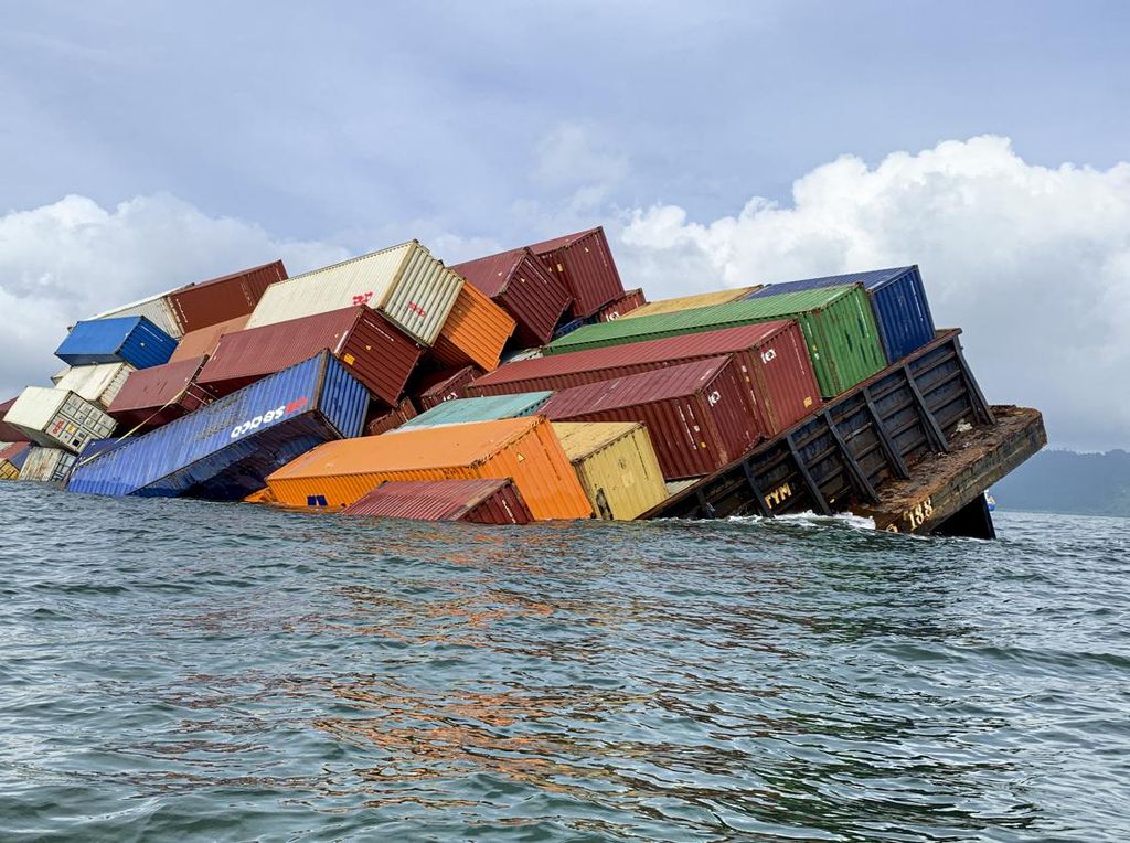 Kapal Tongkang Bermuatan Kontainer Nyaris Tenggelam di Selat Malaka