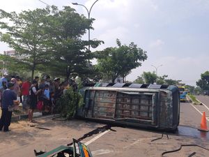 Mobil Elf di Serang Terguling Saat Hindari Pemotor Nyalip, 2 Orang Tewas
