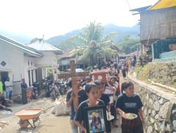 Pilu, Ambulans Bawa Jenazah Terobos Sungai di Ende NTT