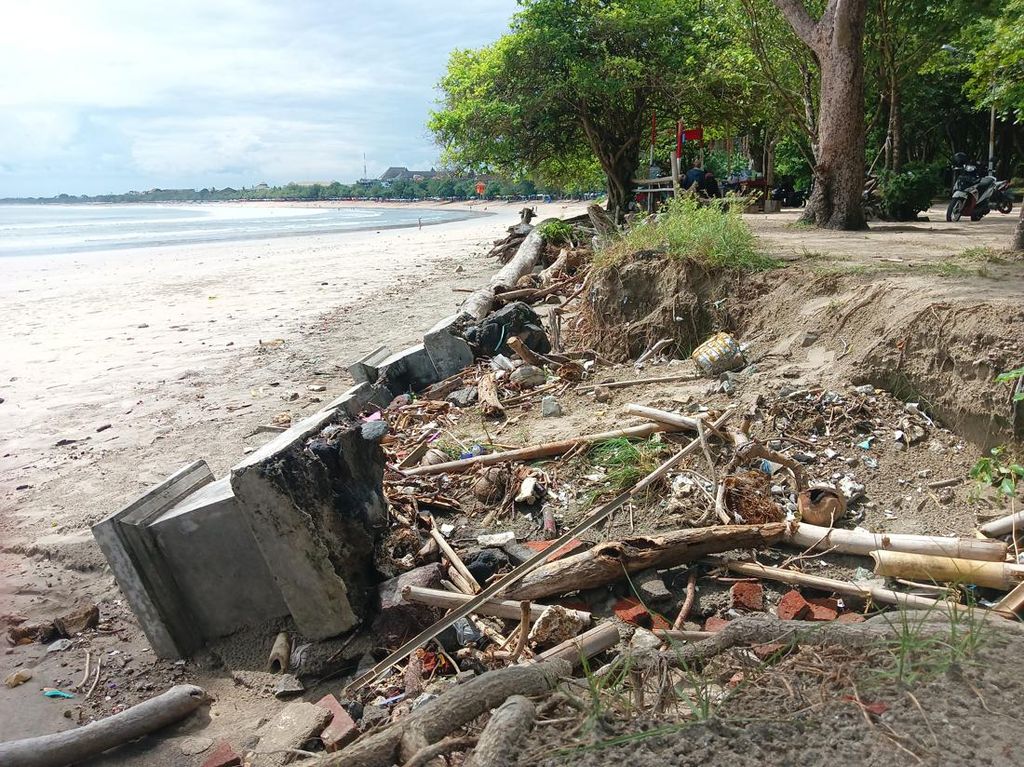 Dihantam Gelombang dan Arus, Abrasi di Pantai Kuta Makin Parah