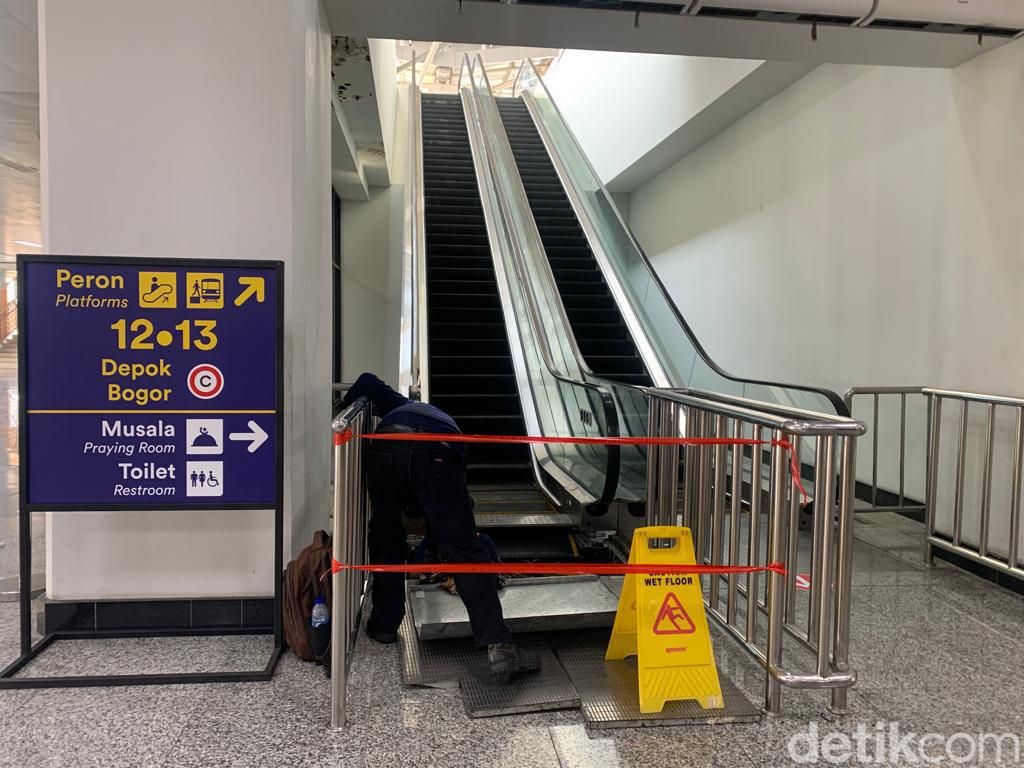 Perbaikan Eskalator-Atap Bocor Stasiun Manggarai Belum Kelar Juga