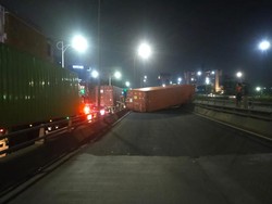 Kontainer Terguling di Jalan Layang Grogol Arah Tomang, Lalin Macet