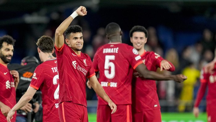 VILLARREAL, SPAIN - MAY 03: Luis Diaz of Liverpool FC celebrate after winning  the UEFA Champions League Semi Final Leg Two match between Villarreal and Liverpool at Estadio de la Ceramica on May 3, 2022 in Villarreal, Spain. (Photo by Alex Gottschalk/vi/DeFodi Images via Getty Images)