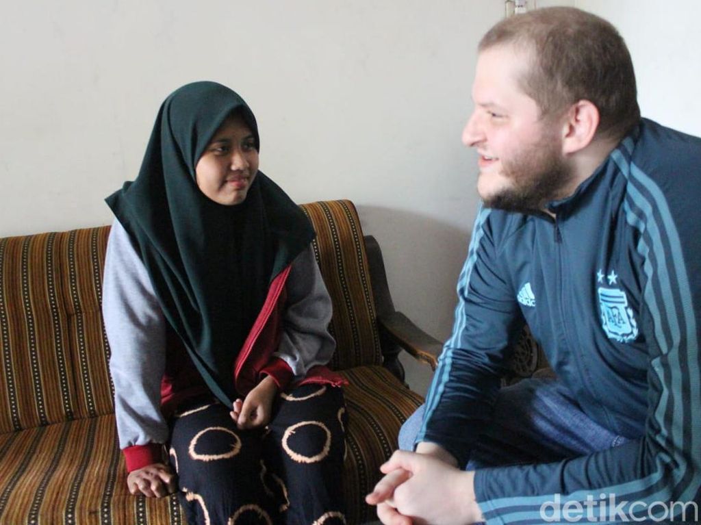 Dinikahi Bule Manajer Restoran, Mahasiswi Jombang Belum Direstui ke AS