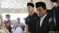 Tampang Mesut Ozil Berpeci Jumatan di Istiqlal