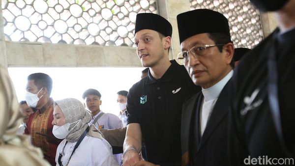 Tampang Mesut Ozil Berpeci Jumatan di Istiqlal