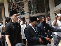 Ozil di Istiqlal: Terima Kasih Telah Izinkan Salat di Masjid Indah Ini