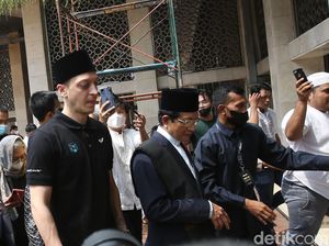 Ozil di Istiqlal: Terima Kasih Telah Izinkan Salat di Masjid Indah Ini Ozil di Istiqlal: Terima Kasih Telah Izinkan Salat di Masjid Indah Ini