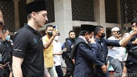 Selama di Indonesia, Oezil juga berkesempatan salat di Masjid Istiqlal. (Foto: Palevi/detikhot)