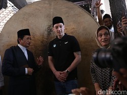 Mesut Ozil Bersyukur Bisa Salat Jumat di Masjid Istiqlal