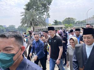 Berpeci ke Istiqlal Jelang Jumatan, Mesut Ozil Jadi Sasaran Selfie Warga Berpeci ke Istiqlal Jelang Jumatan, Mesut Ozil Jadi Sasaran Selfie Warga