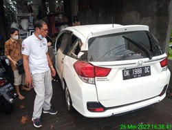 Mobil Ringsek Tertimpa Pohon Tumbang di Legian Badung