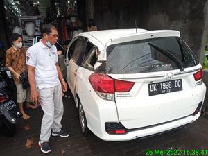 Mobil Ringsek Tertimpa Pohon Tumbang di Legian Badung Mobil Ringsek Tertimpa Pohon Tumbang di Legian Badung