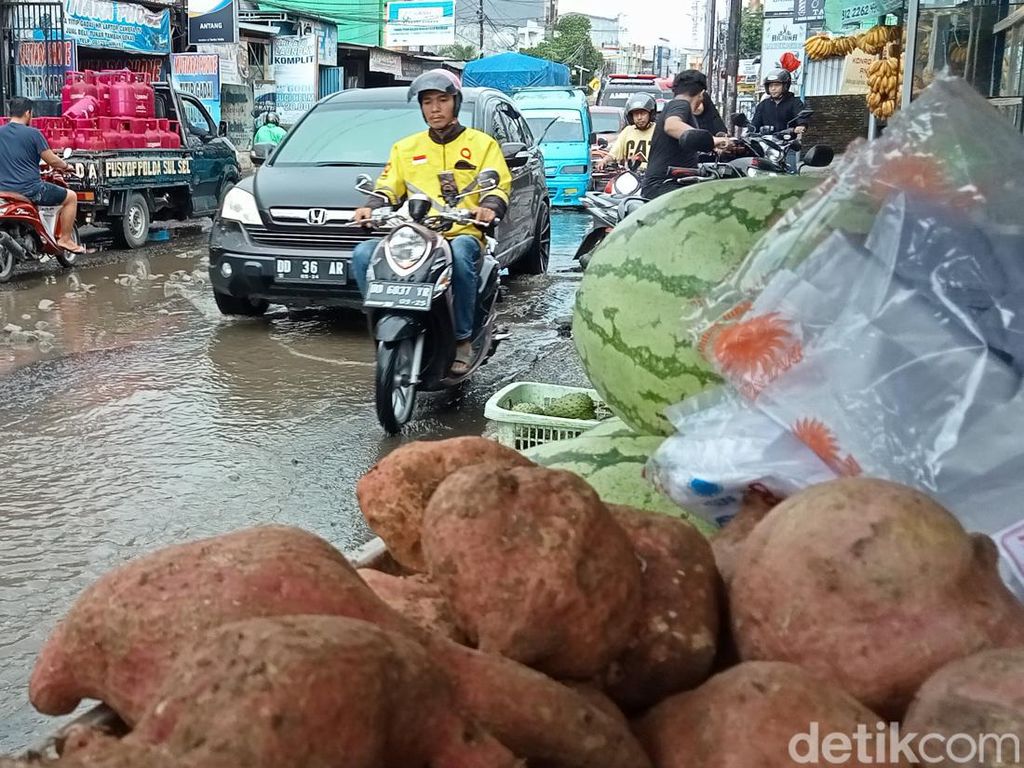 Pedagang Ngaku Rugi Imbas Jalan Antang Raya Makassar Rusak, Pembeli Sepi