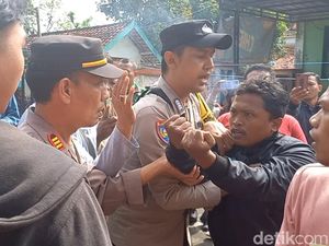 Penetapan Cakades PAW di Sampang Ricuh Diprotes Warga Penetapan Cakades PAW di Sampang Ricuh Diprotes Warga