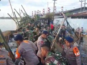 Penambalan Tanggul di Tanjung Emas Dikebut, Hari Ini Ditarget Selesai Penambalan Tanggul di Tanjung Emas Dikebut, Hari Ini Ditarget Selesai