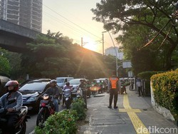 Dishub DKI Beraksi Halau Pemotor yang Menginvasi Trotoar Metropole