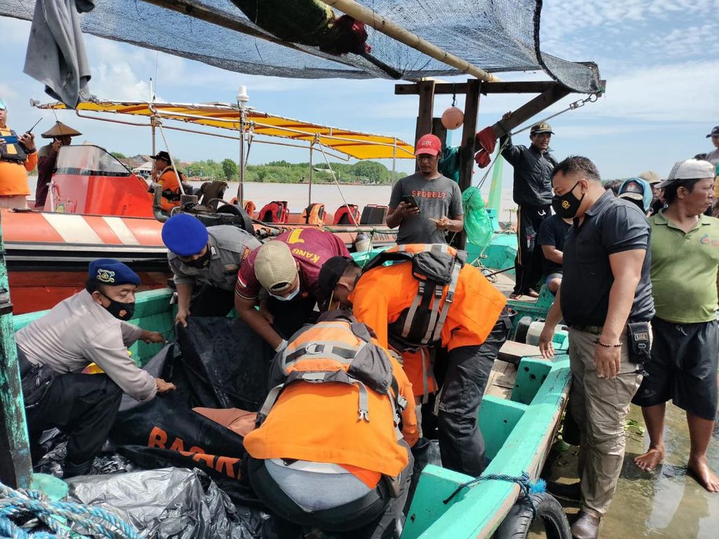 Hilang Sejak Kemarin, 2 Pemancing Jepara Ditemukan Tewas di Tengah Laut Hilang Sejak Kemarin, 2 Pemancing Jepara Ditemukan Tewas di Tengah Laut