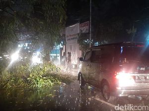 Angin Kencang Landa Bandung: Warga Panik Lihat Percikan Listrik