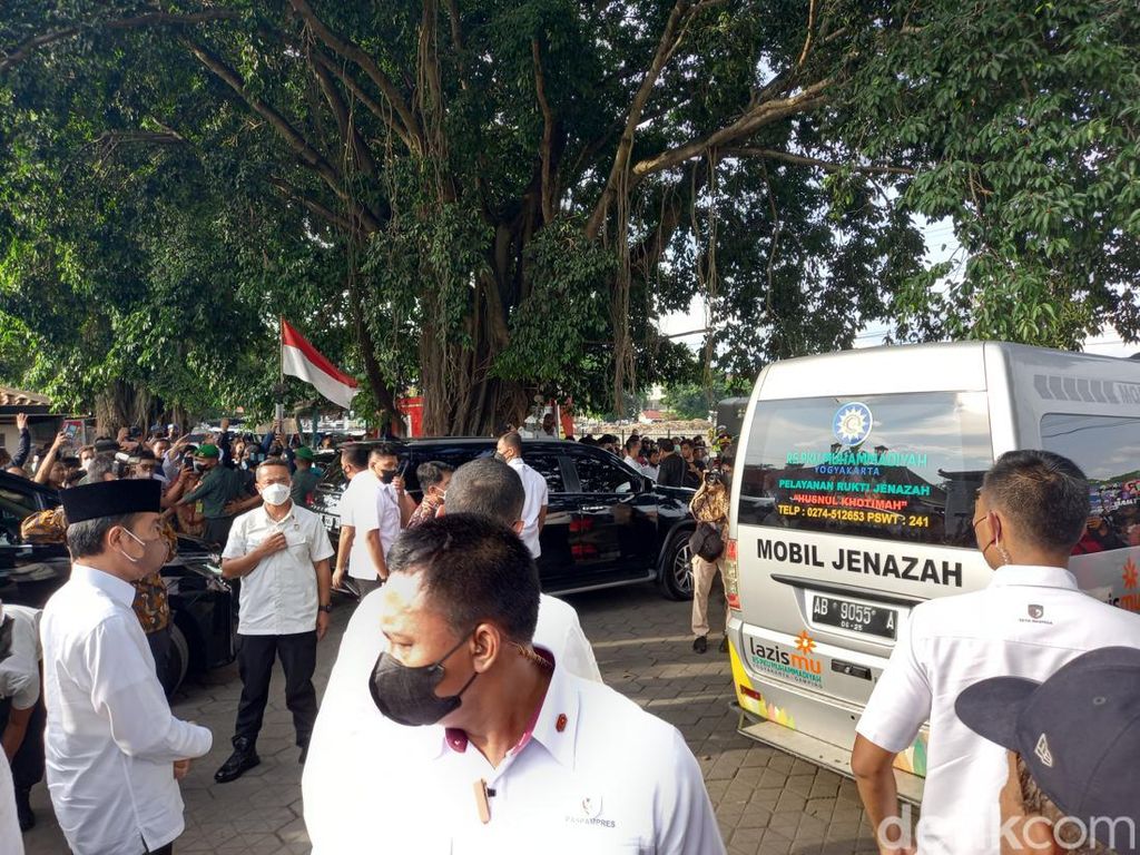 Snapshots: Presiden Jokowi Melepas Jenazah Buya Syafii Maarif Snapshots: Presiden Jokowi Melepas Jenazah Buya Syafii Maarif