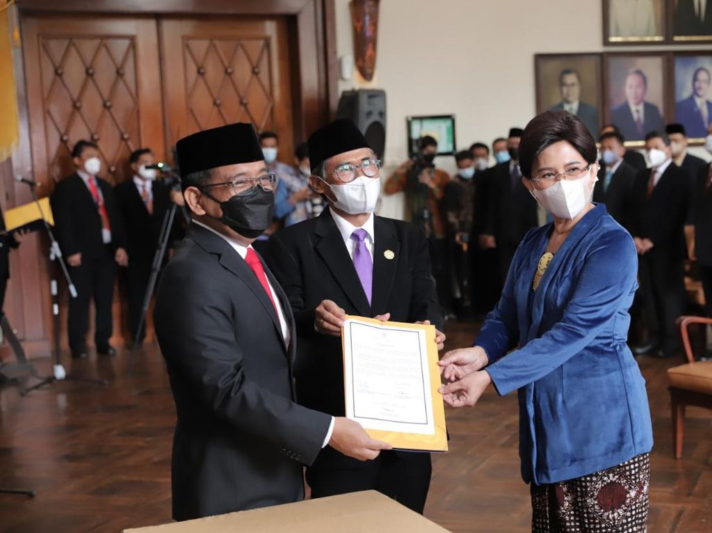 Prof Ova Emilia Dilantik sebagai Rektor UGM 2022-2027 Prof Ova Emilia Dilantik sebagai Rektor UGM 2022-2027