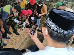 Snapshots: Suasana Duka Pemakaman Buya Syafii Maarif di Kulon Progo