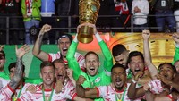 RB Leipzig menjadi juara DFB-Pokal atau Piala Jerman musim ini usai menundukkan Freiburg lewat adu penalti. Ini menjadi trofi mayor pertama Die Roten Bullen sejak diakuisisi Red Bull pada 2009 silam. Foto: AFP via Getty Images/RONNY HARTMANN
