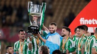 Real Betis menjadi juara Copa del Rey musim ini usai menundukkan Valencia lewat adu penalti di final. Ini menjadi gelar mayor pertama dalam 17 tahun, setelah memenangi turnamen yang sama pada 2005. Foto: Getty Images/Soccrates Images
