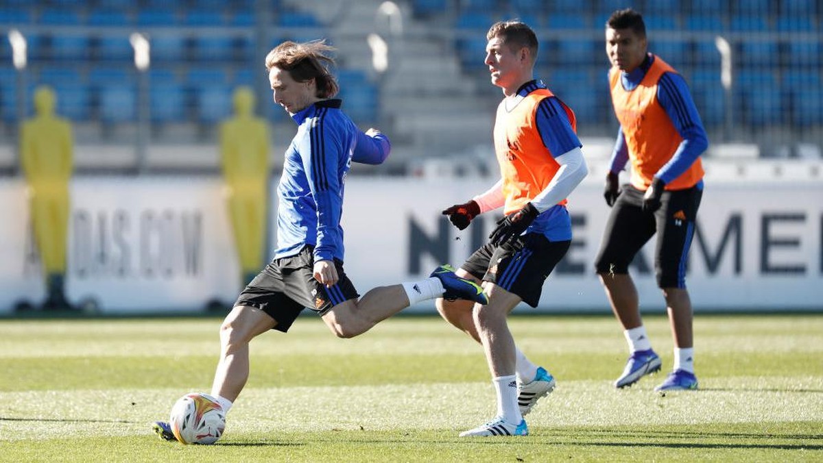 Modric, Kroos, dan Casemiro saat sedang menjalani sesi latihan Madrid. Foto: Real Madrid via Getty Images/Victor Carretero