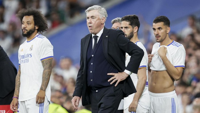 MADRID, SPAIN - MAY 20: (L-R) Marcelo Vieira of Real Madrid, coach Carlo Ancelotti of Real Madrid, Isco Alarcon of Real Madrid, Dani Ceballos of Real Madrid during the La Liga Santander  match between Real Madrid v Real Betis Sevilla at the Santiago Bernabeu on May 20, 2022 in Madrid Spain (Photo by David S. Bustamante/Soccrates/Getty Images)