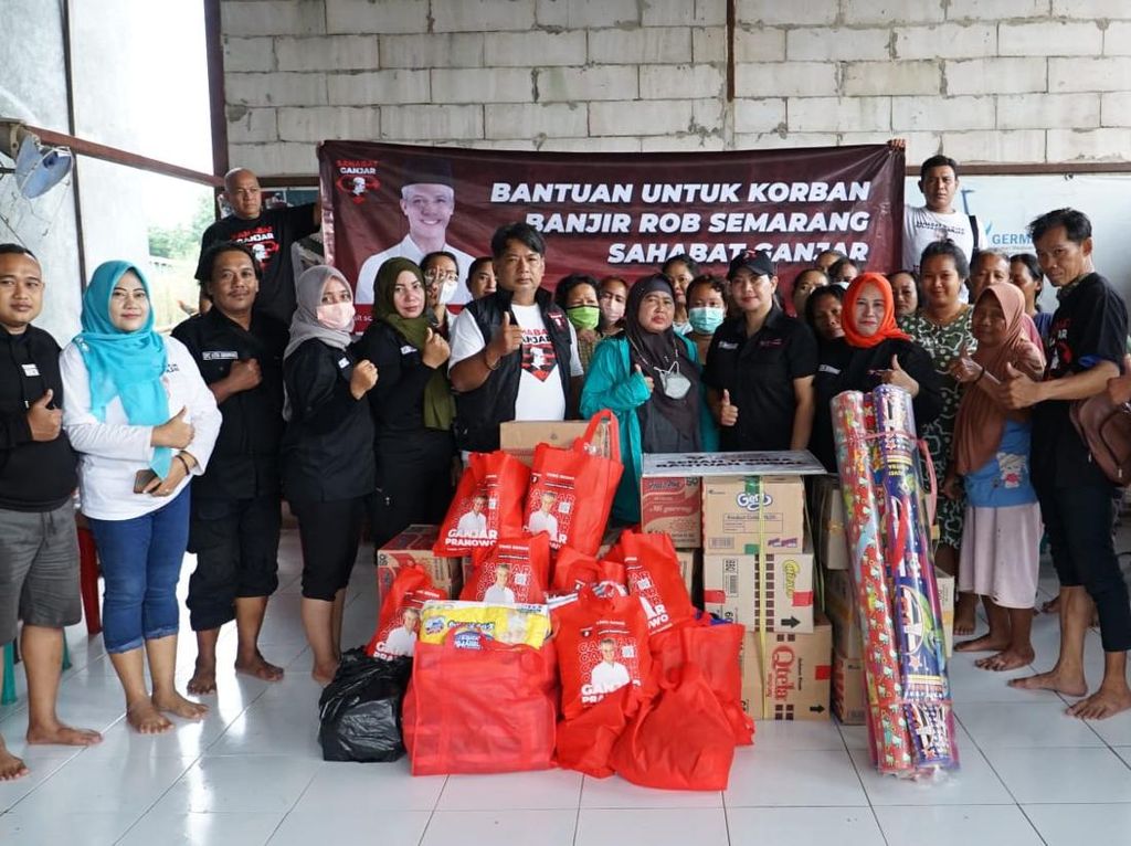 Relawan Ganjar Bagi-bagi Bansos buat Warga Terdampak Rob di Semarang