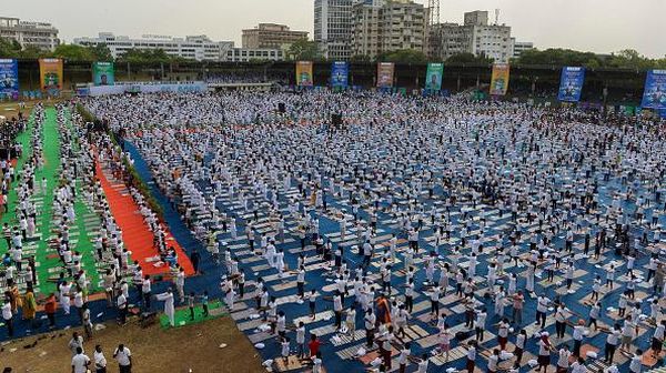 Lautan Manusia Ikut Yoga Massal di India, Ini Foto-fotonya