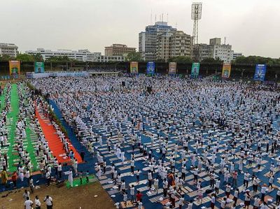 Lautan Manusia Ikut Yoga Massal di India, Ini Foto-fotonya