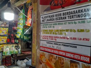 Satgas Kota Bogor Tempel Stiker Merah ke Toko yang Jual Migor di Atas HET