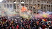 Perayaan ini dilakukan para fans usai AS Roma juara UEFA Conference League. 