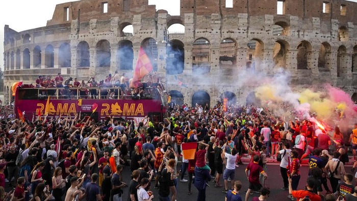 The bus with the AS Roma soccer team drives amid a crowd of jubilant supporters, in Rome, Thursday, May 26, 2022, during the celebration for their victory in the Europe Conference League soccer final against Feyenoord in Tirana on Wednesday. (AP Photo/Gregorio Borgia)