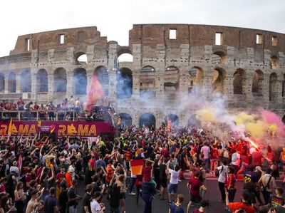 Semarak Fans AS Roma Penuhi Colosseum Rayakan Juara UEFA