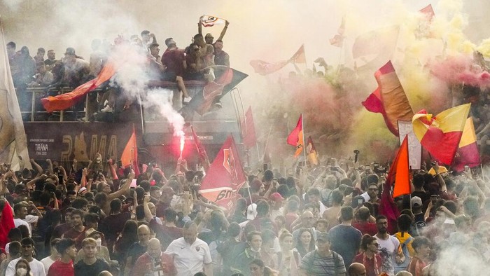 Semarak Fans AS Roma Penuhi Colosseum Rayakan Juara UEFA The bus with the AS Roma soccer team drives amid a crowd of jubilant supporters, in Rome, Thursday, May 26, 2022, during the celebration for their victory in the Europe Conference League soccer final against Feyenoord in Tirana on Wednesday. (AP Photo/Gregorio Borgia)