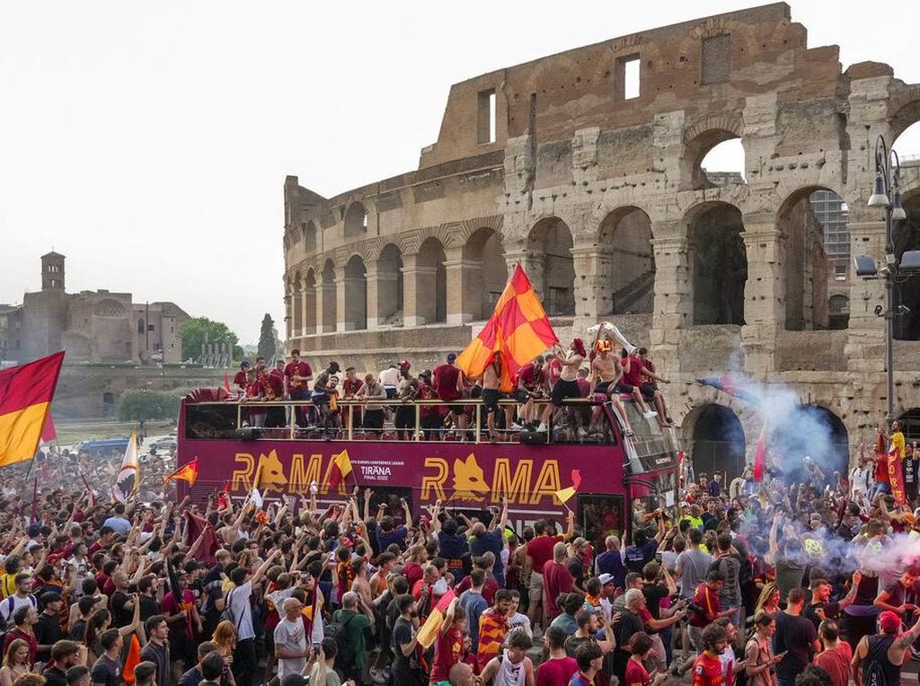 Momen Fans AS Roma Penuhi Colosseum Rayakan Trofi UECL
