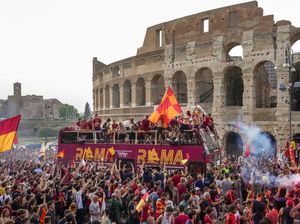 Momen Fans AS Roma Penuhi Colosseum Rayakan Trofi UECL Momen Fans AS Roma Penuhi Colosseum Rayakan Trofi UECL