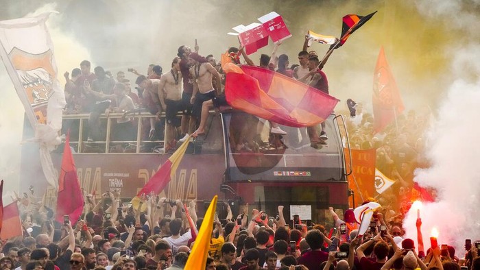 Semarak Fans AS Roma Penuhi Colosseum Rayakan Juara UEFA The bus with the AS Roma soccer team drives amid a crowd of jubilant supporters, in Rome, Thursday, May 26, 2022, during the celebration for their victory in the Europe Conference League soccer final against Feyenoord in Tirana on Wednesday. (AP Photo/Gregorio Borgia)