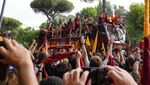 Semarak Fans AS Roma Penuhi Colosseum Rayakan Juara UEFA