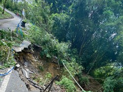 Waspada Lur! Separuh Jalan Juwangi-Kedungombo Boyolali Tergerus Longsor